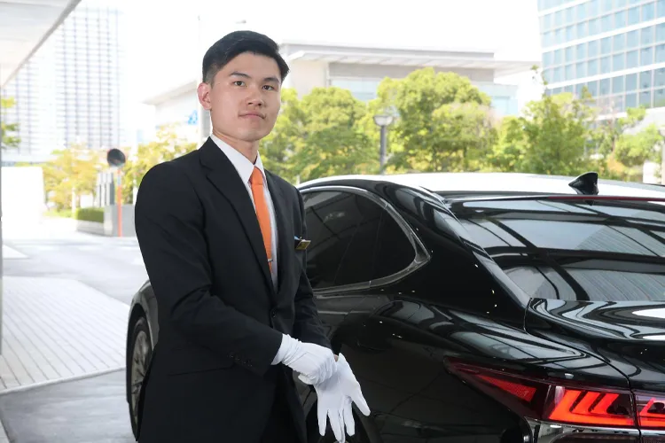 English-speaking greeter or driver